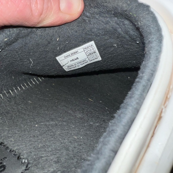 White fuzzy crocs - Picture 5 of 5